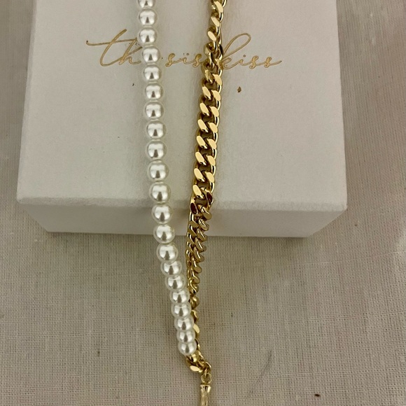 The Sis Kiss Pearl and Curb Chain Initial Necklace- “L” - Picture 3 of 3